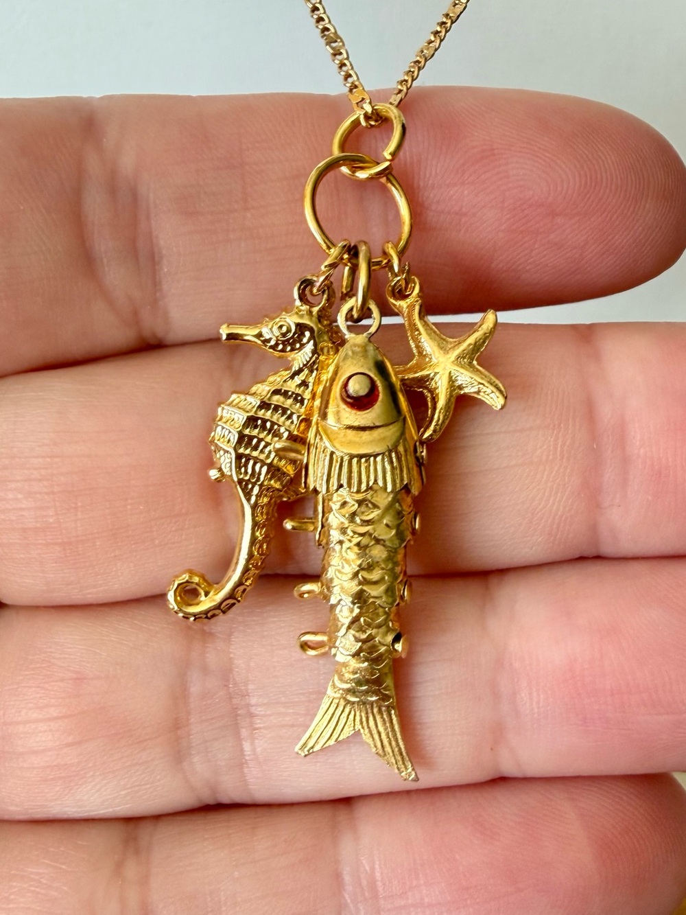 Vintage Gold Tone Articulated Fish Seahorse Starfish Charm Pendant Necklace